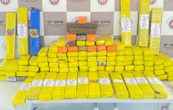 pacote encima de uma mesa