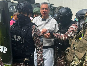 Imagens mostram policiais do Equador invadindo embaixada do México encapuzados e arrancando à força ex-vice-presidente; VÍDEO