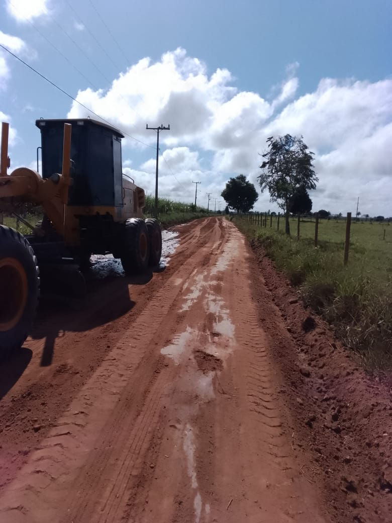 máquina na estrada rural