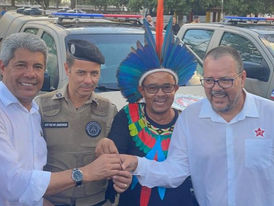 Vereador Guiu Pataxó recebe chaves de viatura para Cabrália das mãos do governador