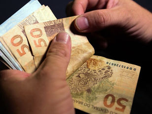 Salário antecipado! Pagamento dos servidores  de Eunápolis começou nesta terça (28) pela Educação