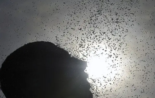 silhueta de um rosto ao sol