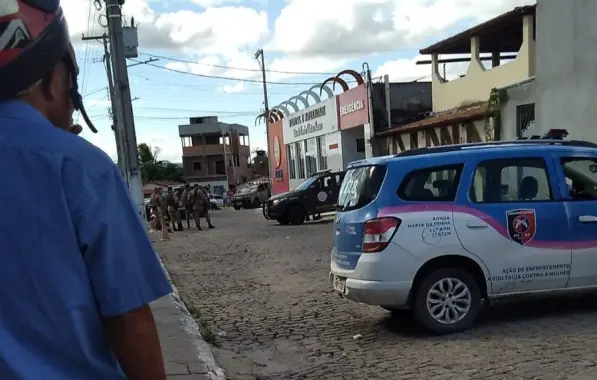 Viatura da polícia e homem olhando
