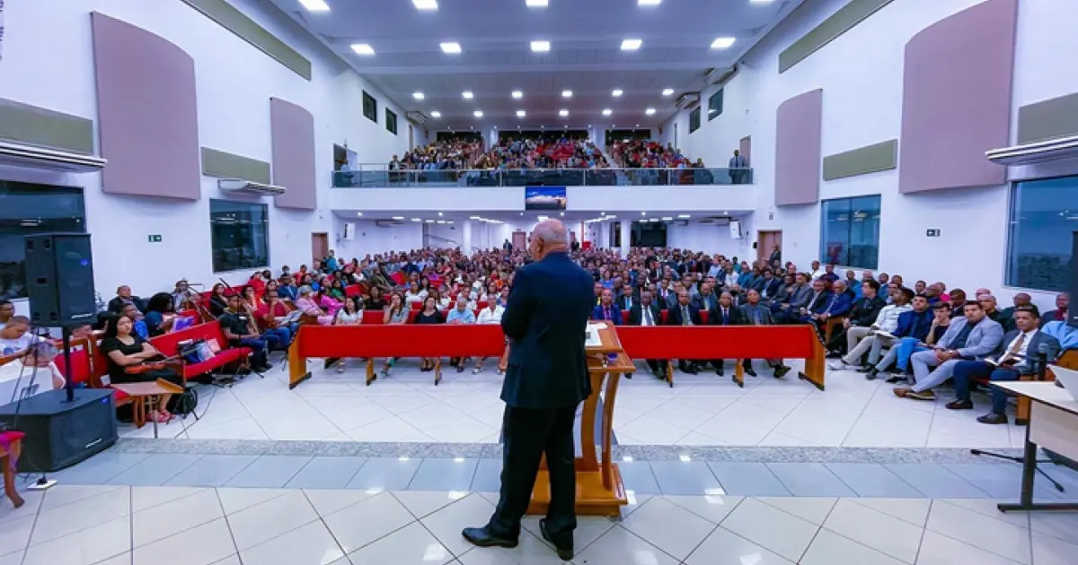homem pregado no culto