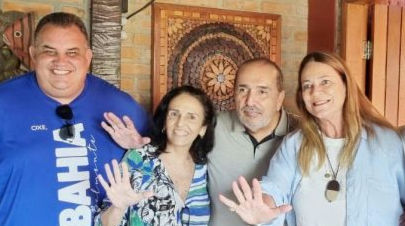 Na foto todos juntos, mas na urna a história muda