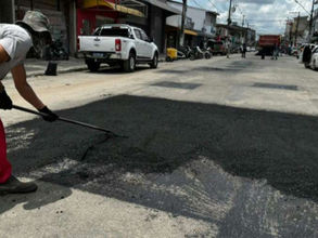 Com tempo firme, Prefeitura de Eunápolis intensifica operação Tapa-Buracos e patrolamento; pavimentações serão retomadas