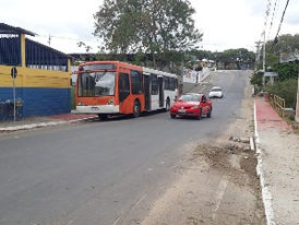 Ônibus estacionado em via importante de Eunápolis pode causar acidente
