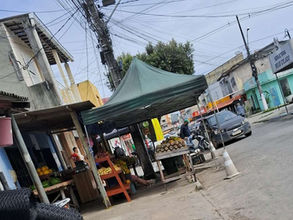 Absurdo| Calçadas são obstruídas por comerciantes