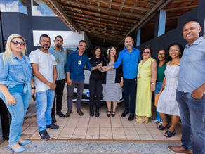 Deputada Cláudia Oliveira entrega veículo para fortalecer atendimento às mulheres em Eunápolis