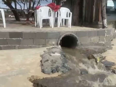 População denuncia esgoto em Rio que polui orla de Cabrália