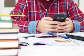 Itabela sai na frente e proíbe uso de celulares em escolas municipais 