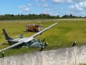 Avião da Aeronáutica sai da pista no aeroporto de Porto Seguro