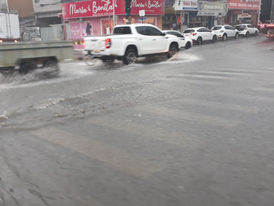 Virou noite a tarde de terça-feira em Eunápolis com chuva intensa 