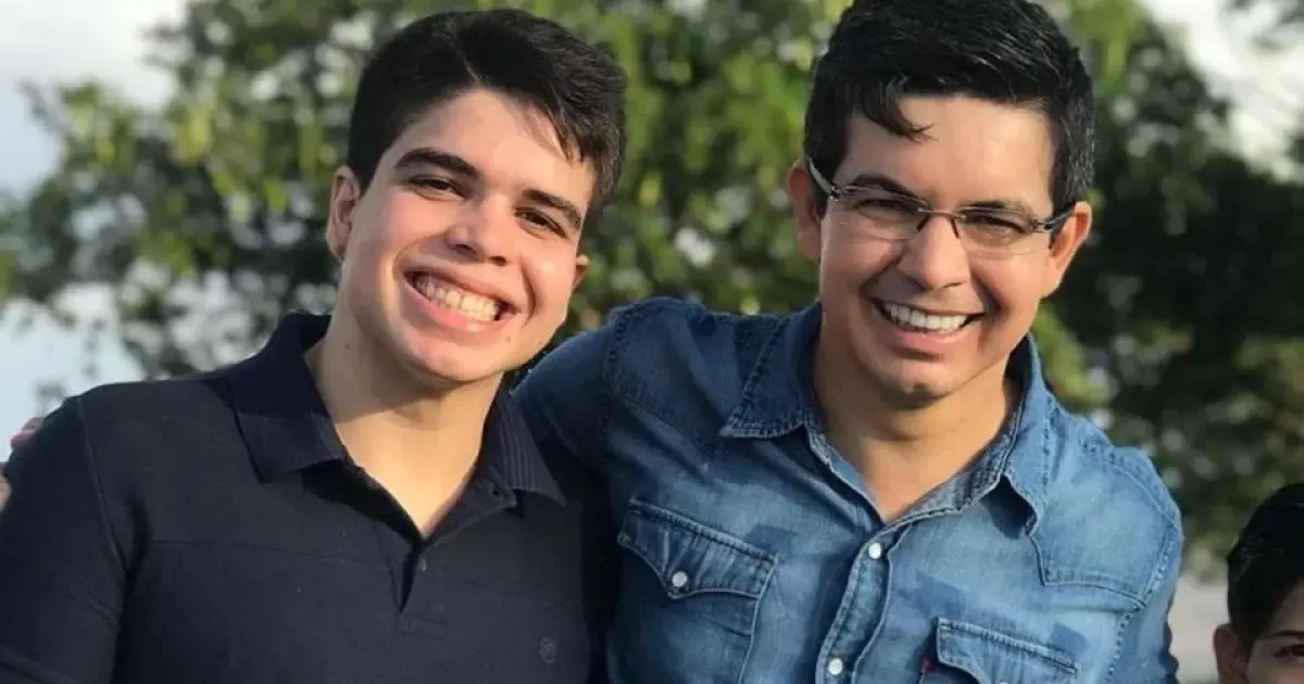homens rindo