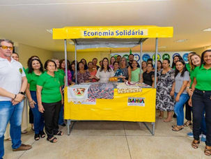 Deputada Cláudia Oliveira entrega barracas da economia solidária para artesãs de Itabela