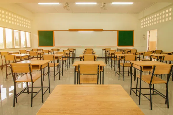 escola vazia com carteiras