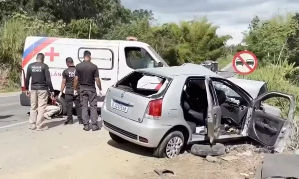 Colisão entre ambulância e carro na BR-101 deixa dois mortos e cinco feridos no sul da Bahia