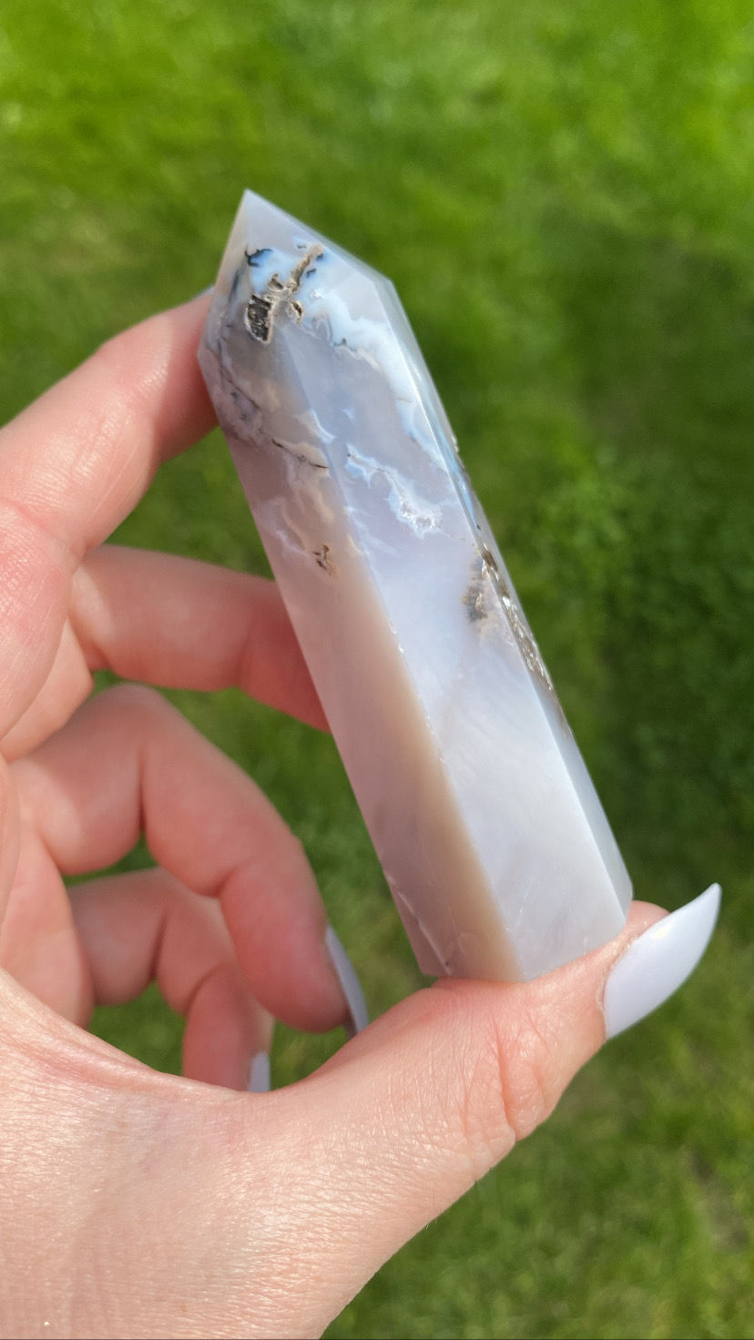 Thumbnail: White dendritic agate towers