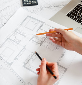 levantamiento arquitectónico. Avalúos en guadalajara. valuaciones en guadalajara. 
Persona con mapa de casa 
