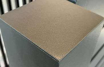 Verschweißte Aluminium-Abdeckkappe mit Strukturlack auf einem Zaunpfosten in Nahaufnahme