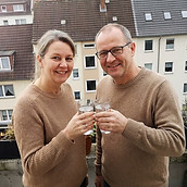 ein altes Pärchen glücklich nach ihrem immobilenverkauf