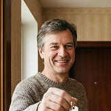 Ein Kunde in der Tür bei der Schlüsselübergabe