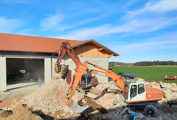 Abbrucharbeiten an einem landwirtschaftlich genutzen Gebäudes