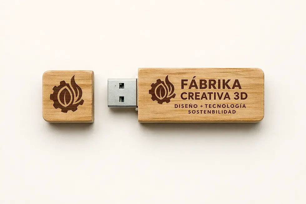 Pendrive de madera con logotipo Fábrika Creativa 3D Diseño Tecnología Sostenibilidad.