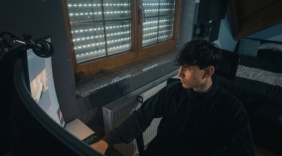 Levin beim Video cutten