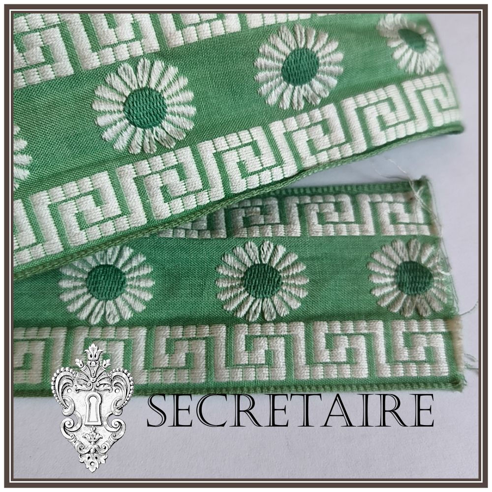 Woven Jacquard trim - Green Daisy. Per meter