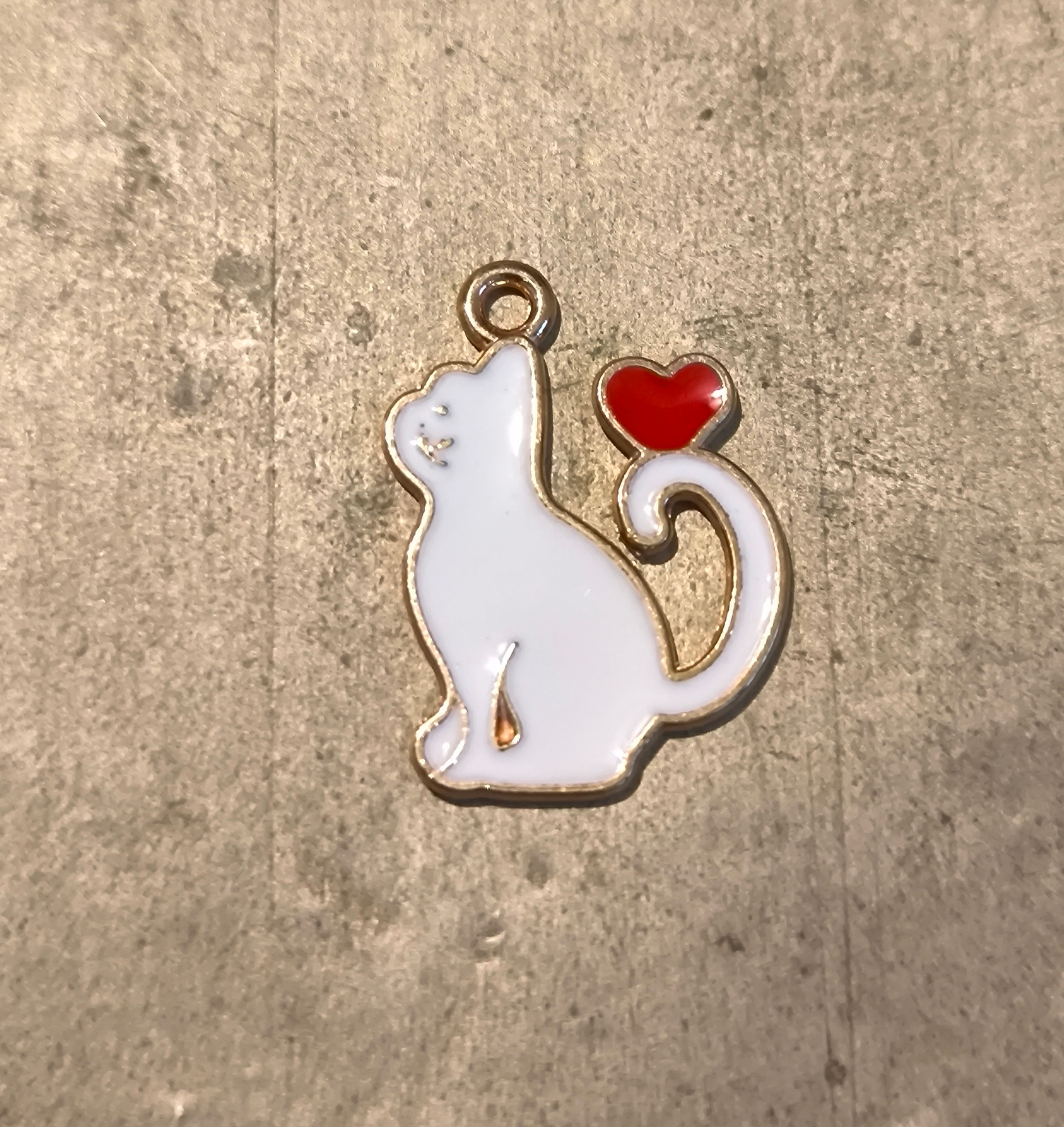 Charm: White cat with heart [H14]