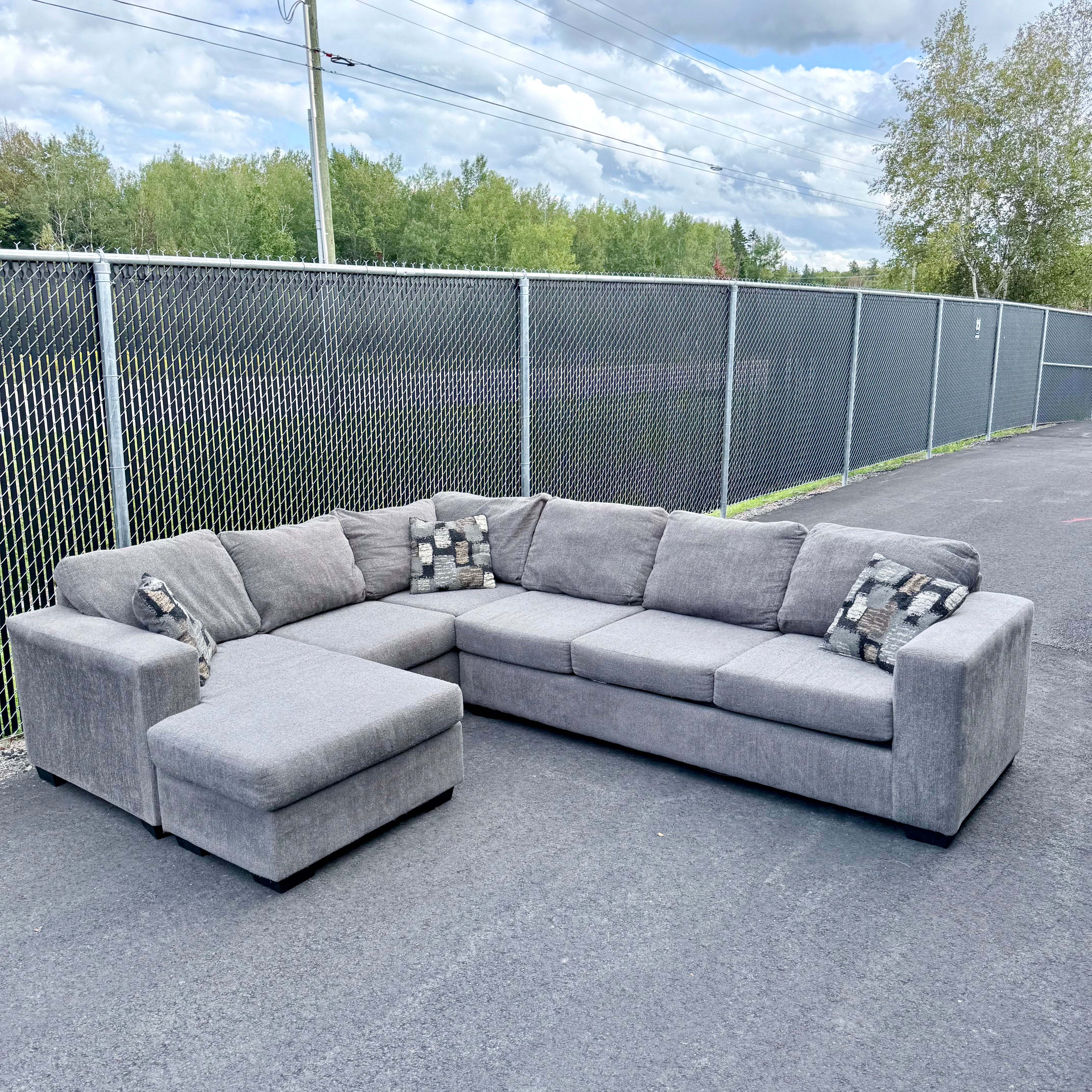 Large Ashley’s Furniture U-Shaped Sectional 🛋️