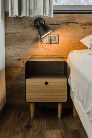 side table in the bedroom - tavolino nella stanza di letto