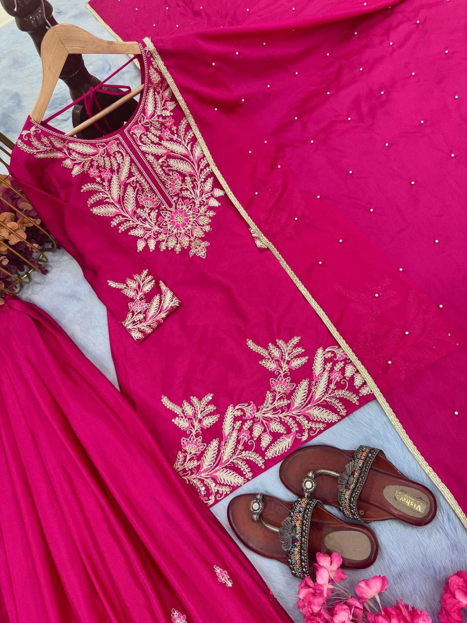 Miniatura: Chinon silk suit with embroidery work 