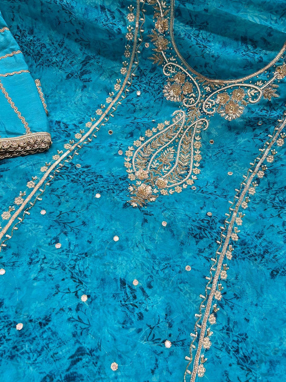थंबनेल: Gorgeous suit with quality handwork embroidery 