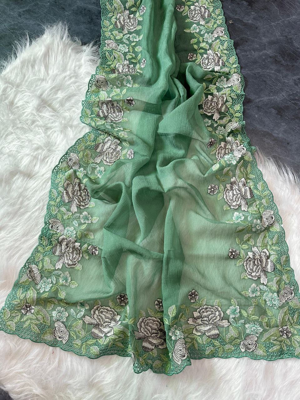 Miniatura: Partywear saree with beautiful floral embroidery and cut work