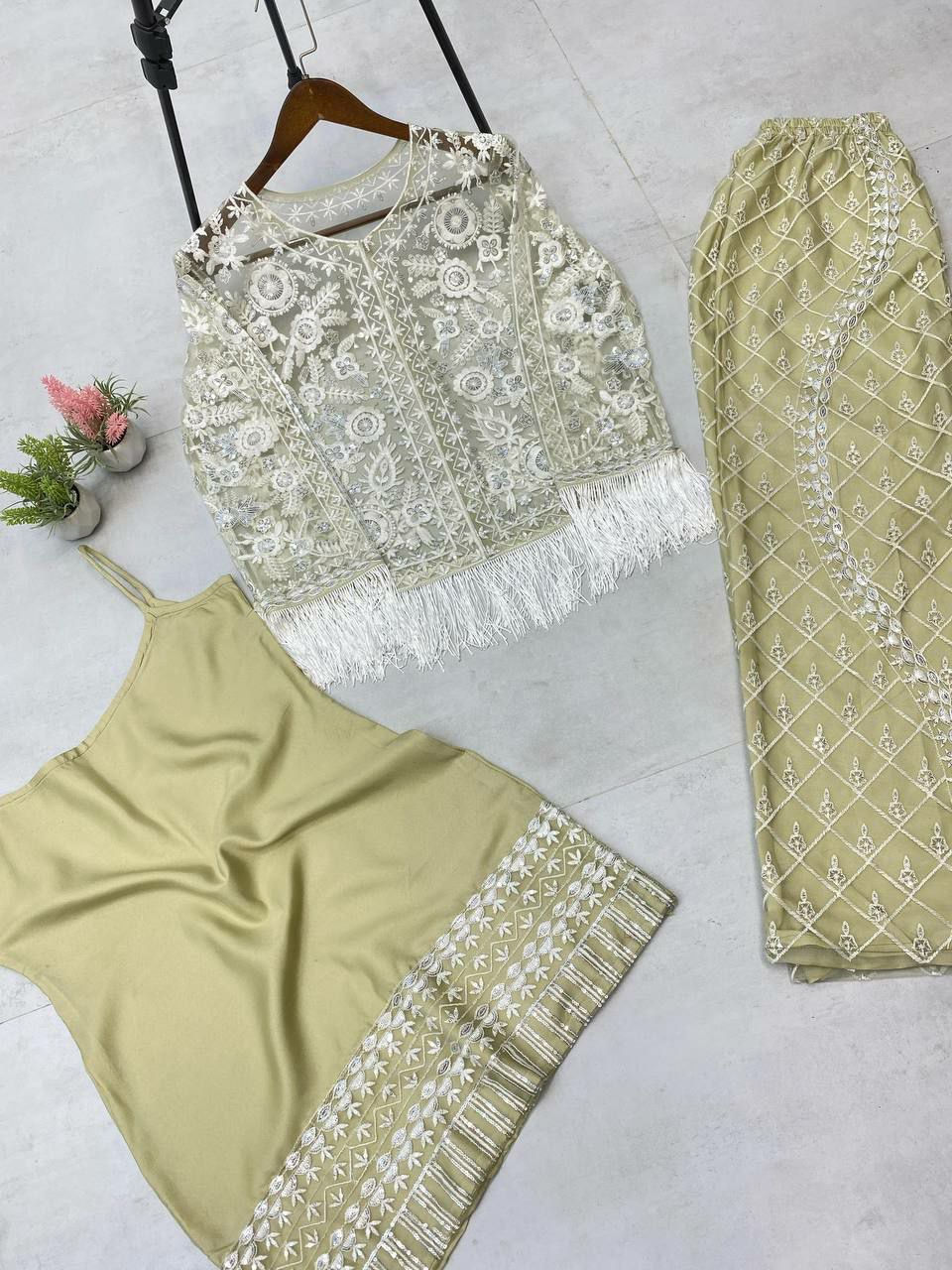 थंबनेल: Beautiful indo western partywear outfit 