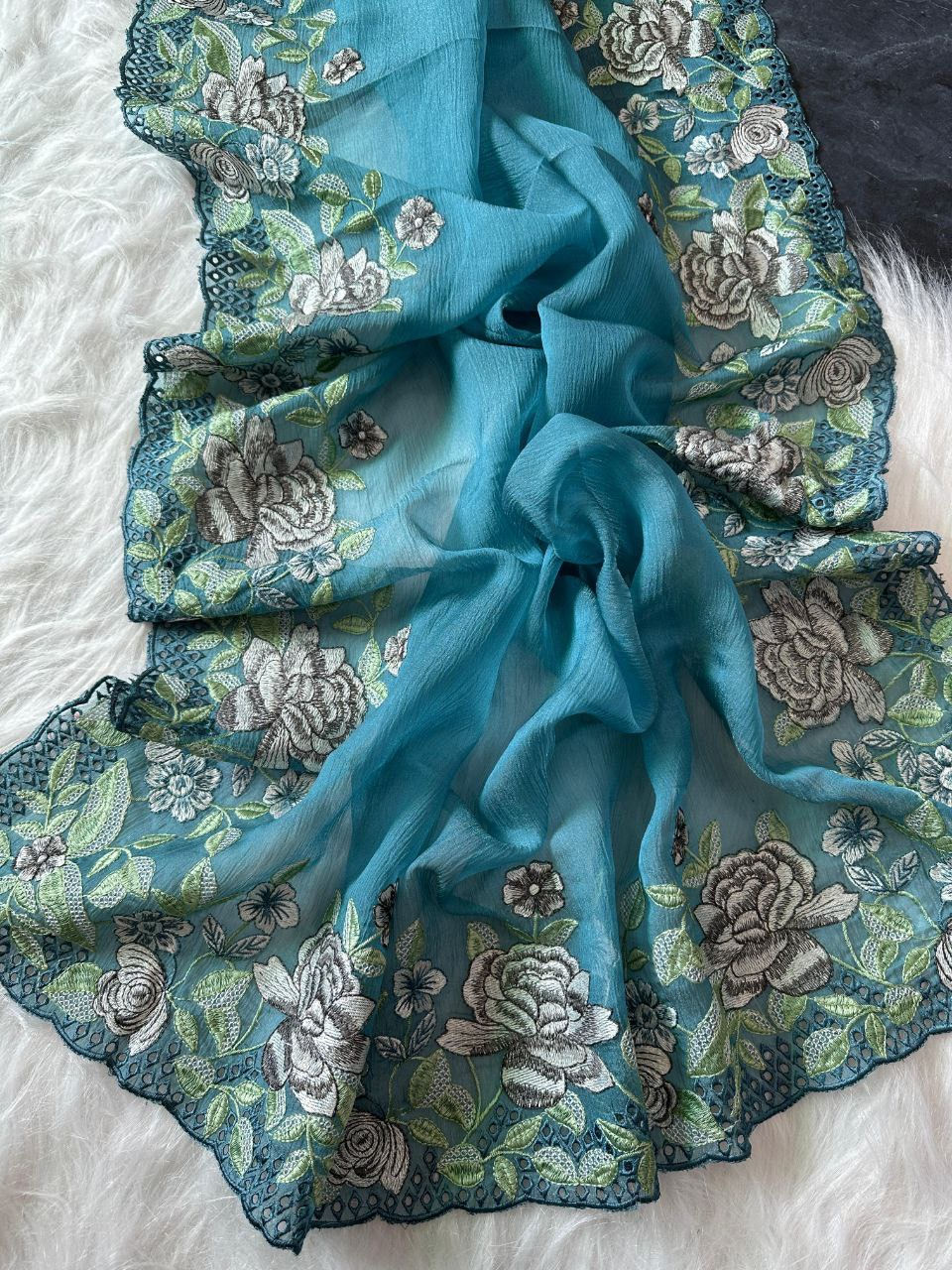 Miniatura: Partywear saree with beautiful floral embroidery and cut work