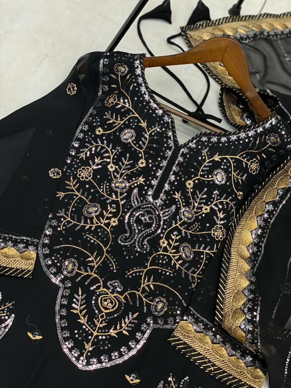 Miniatura: Black suit with embroidery work