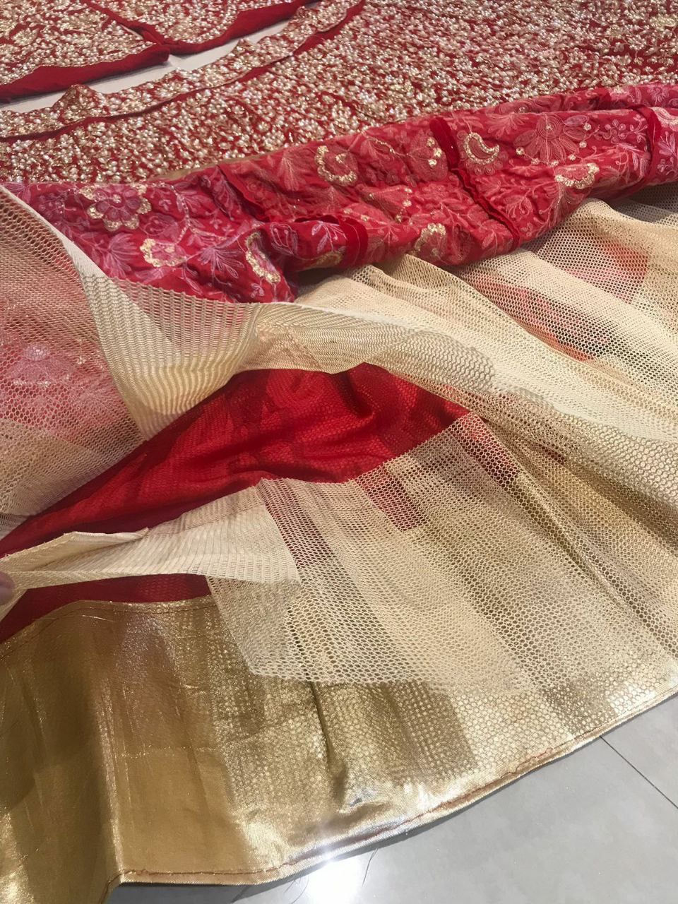 थंबनेल: Gorgeous Red bridal lehenga