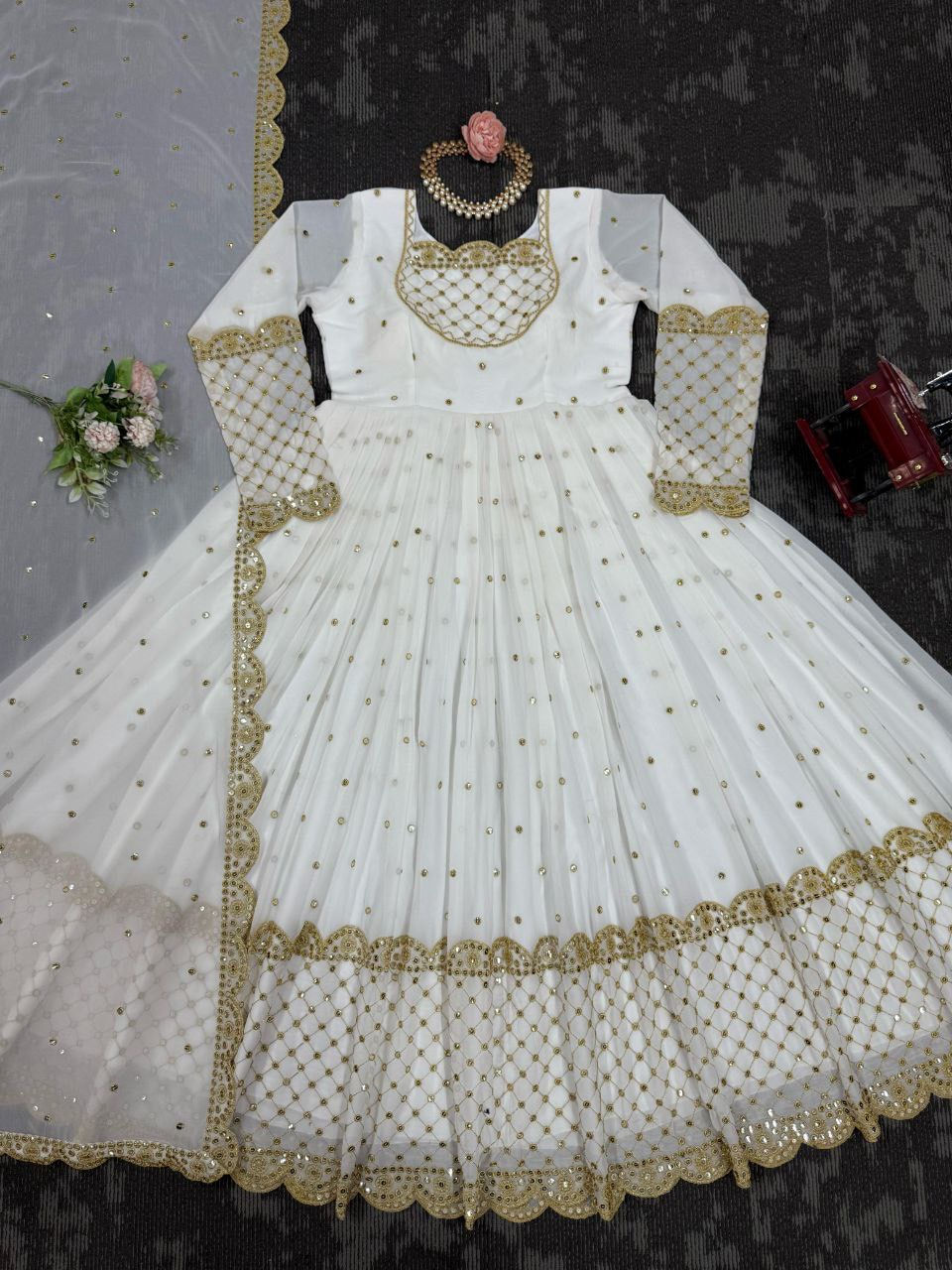 Miniatura: Designer partywear gown