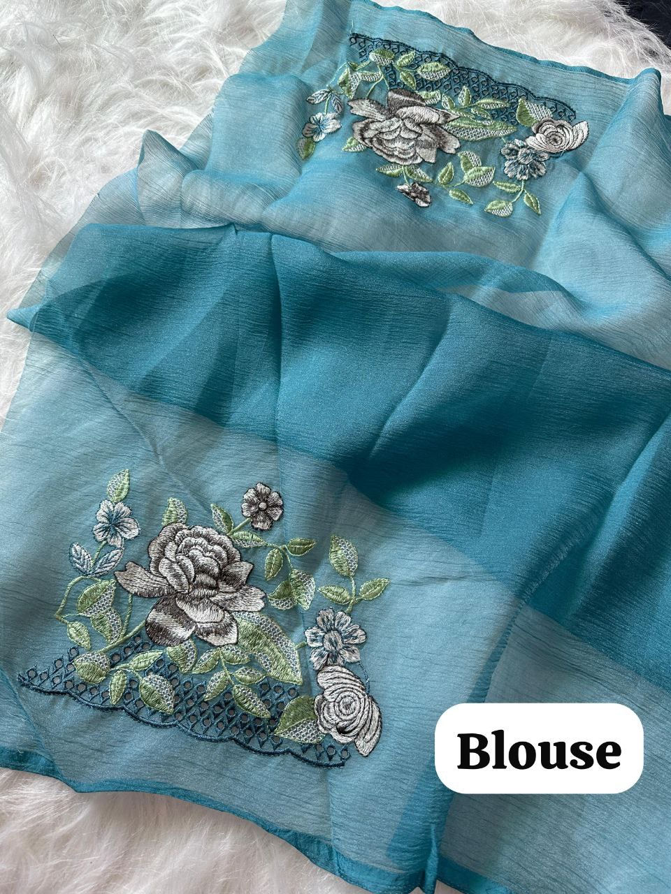 Miniatura: Partywear saree with beautiful floral embroidery and cut work