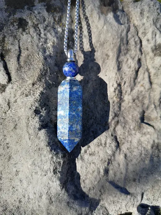 Miniaturbild: Silberne Edelsteinkette mit Lapislazuli – stärkt die Kommunikation und die Verbindung zum Universum.