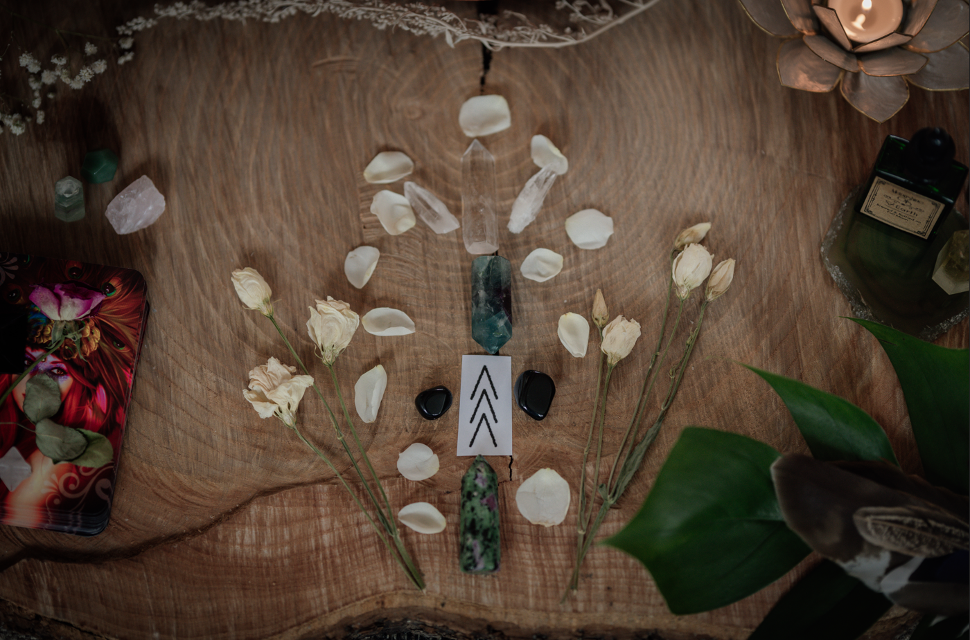 Mysoulflow Symbol auf Holzaltar mit Kristallen und Trockenblumen