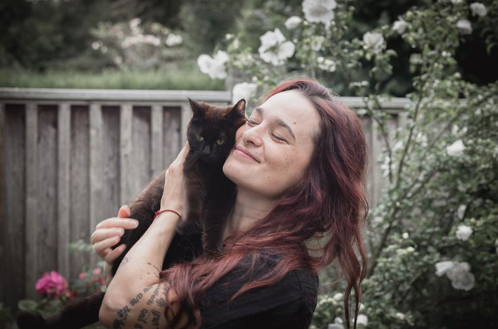 Sara, Mentorin und zeremonielle Handpoke Tattoo-Künstlerin aus Berneck, mit Katze