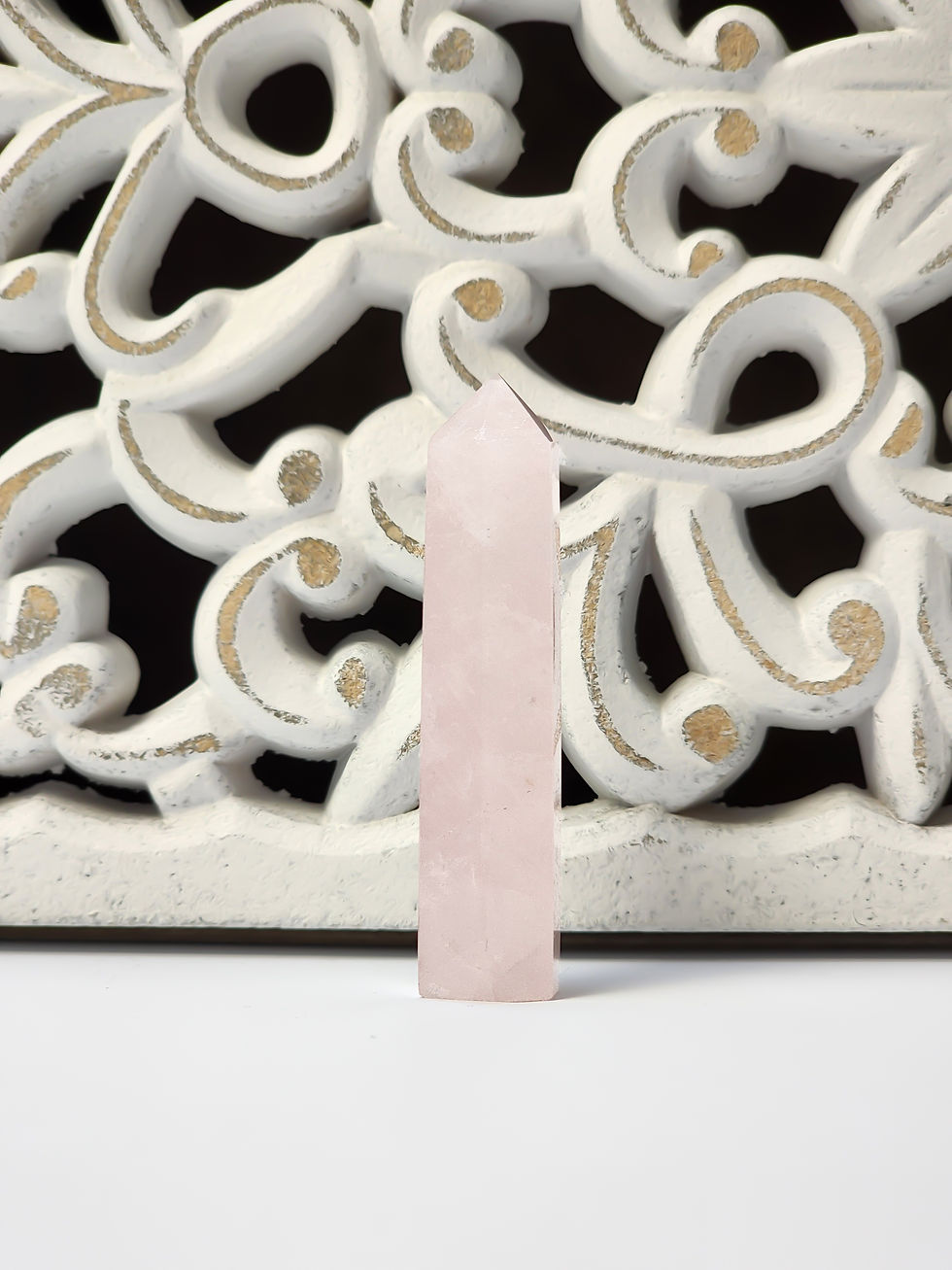 Rosenquarz – ein kraftvoller Edelstein für Selbstliebe, emotionale Heilung und die Förderung von Harmonie in Beziehungen.