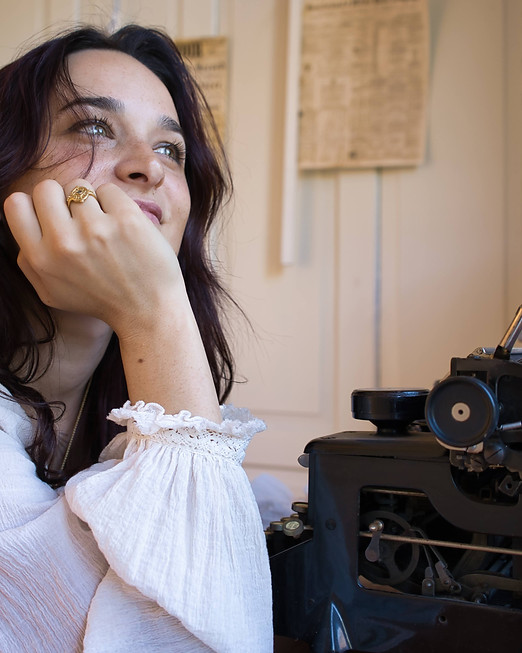 Frau beim Schreiben eines mysoulflow Workbook somatisch traumainformiert Schweiz
