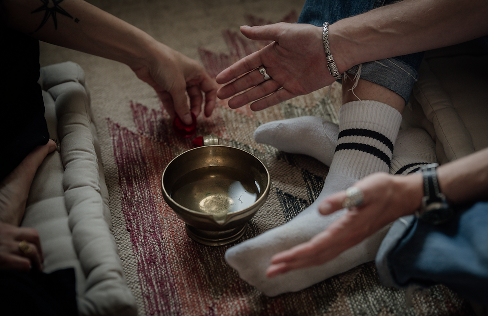 Hände über einer Schale für Zeremonien und Ritualen in Berneck.