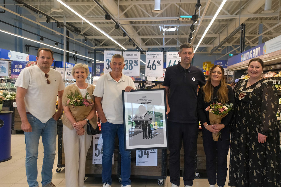 Næringsprisen 2025 for 75 års historie. Varaordfører Nils-Christian Steinbakk og ordfører Marlen Rendall Berg med fire Garstad mellom seg. Fra venstre: Sissel, Chris, Thomas og Gunn Hege. Foto: Ida Bjørkquist, Fauske kommune.