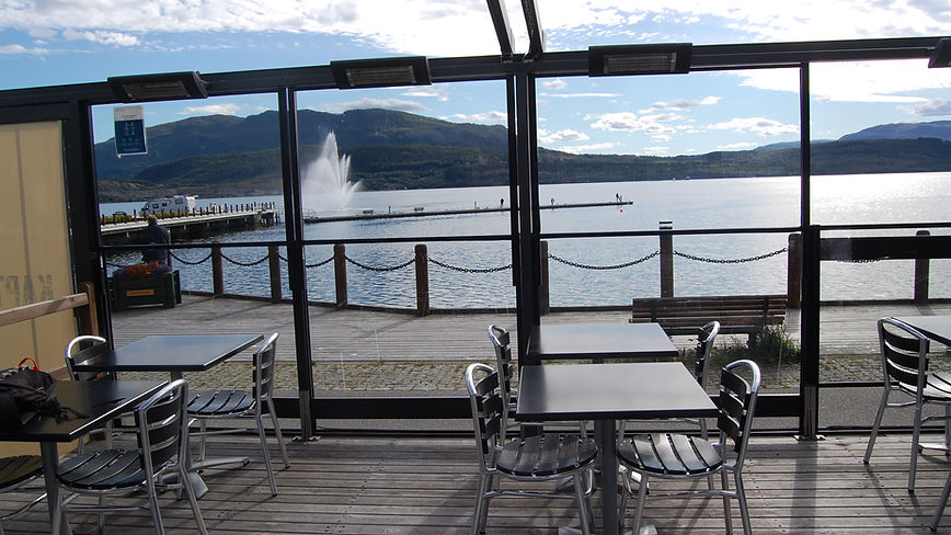 En maritim pub ut mot sjøen